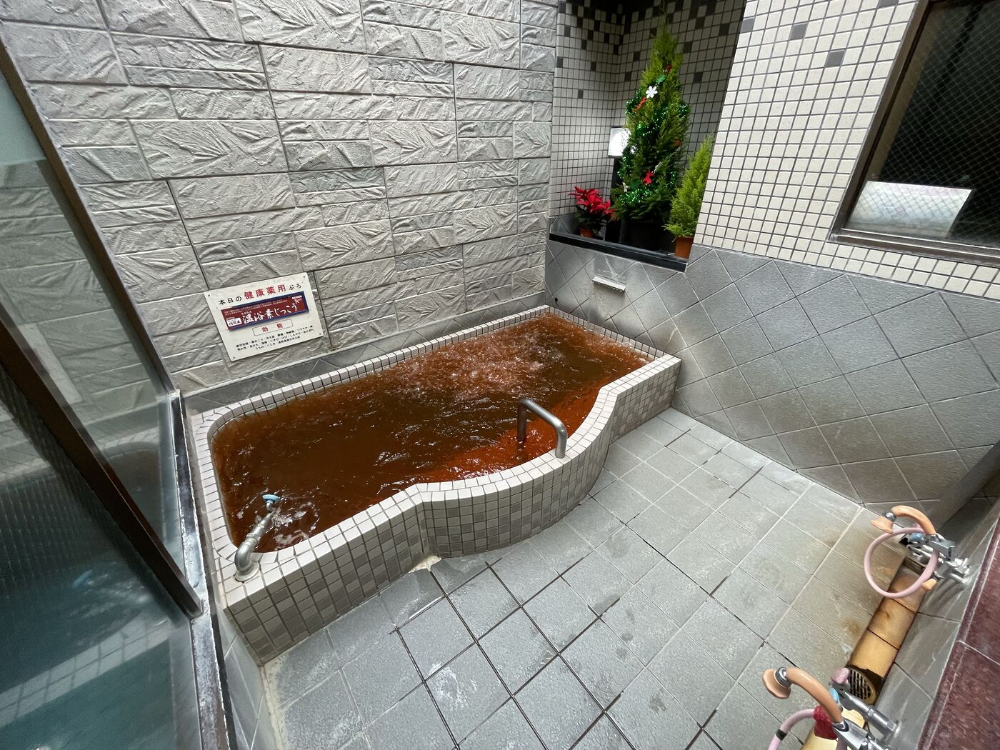 むらさき湯の露天風呂の写真